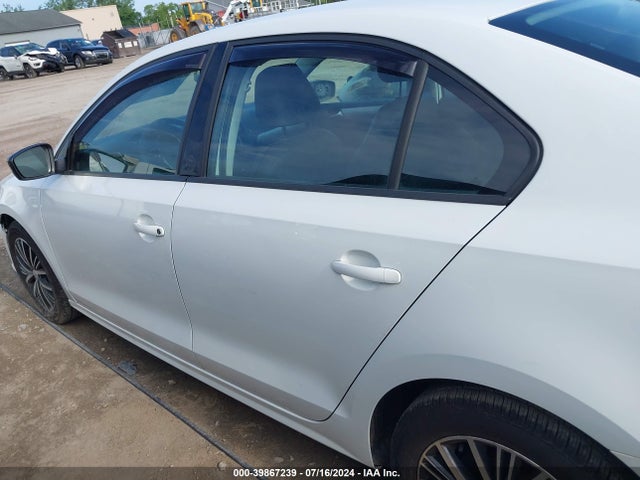 3VWDB7AJ5JM245383 Volkswagen Jetta 1.4t Se/1.4t Wolfsburg Edition