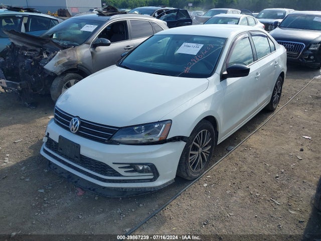 3VWDB7AJ5JM245383 Volkswagen Jetta 1.4t Se/1.4t Wolfsburg Edition