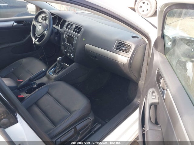 3VWDB7AJ5JM245383 Volkswagen Jetta 1.4t Se/1.4t Wolfsburg Edition