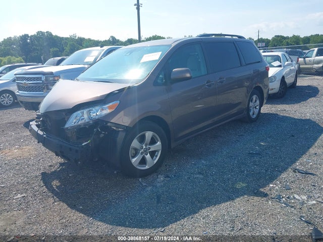 Toyota Sienna Le 8 Passenger 2018 5TDKZ3DC8JS955714 Image 2