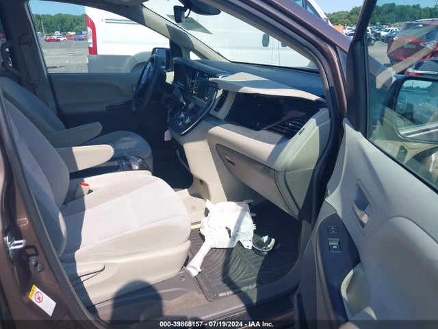 Toyota Sienna Le 8 Passenger 2018 5TDKZ3DC8JS955714 Image 5