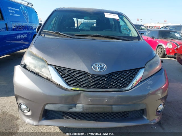 5TDXK3DC9GS719673 Toyota Sienna Se Premium 8 Passenger