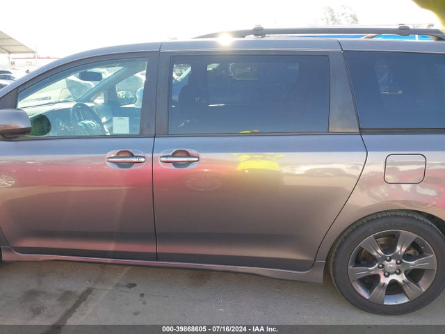 5TDXK3DC9GS719673 Toyota Sienna Se Premium 8 Passenger