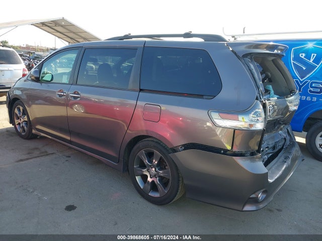 5TDXK3DC9GS719673 Toyota Sienna Se Premium 8 Passenger