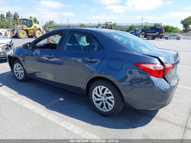 Toyota COROLLA LE 2018 5YFBURHE1JP800850 Image 3