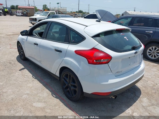 Ford FOCUS SE 2016 1FADP3K22GL221823 Image 3
