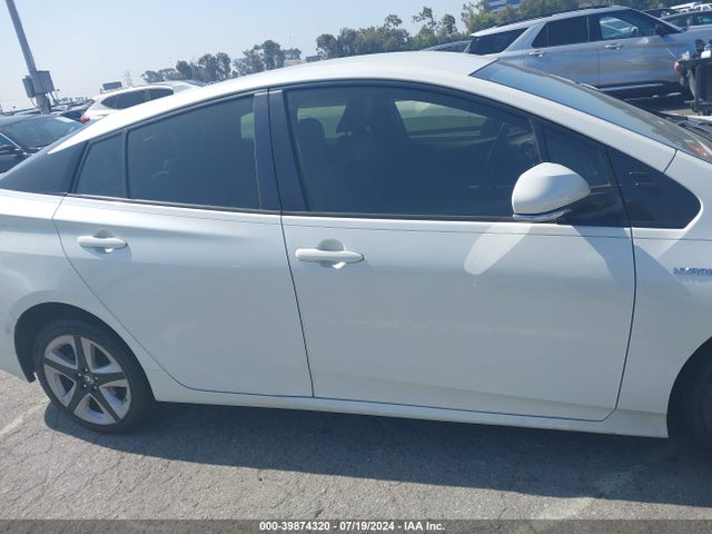 Toyota Prius Three Touring 2018 JTDKARFUXJ3059819 Image 13