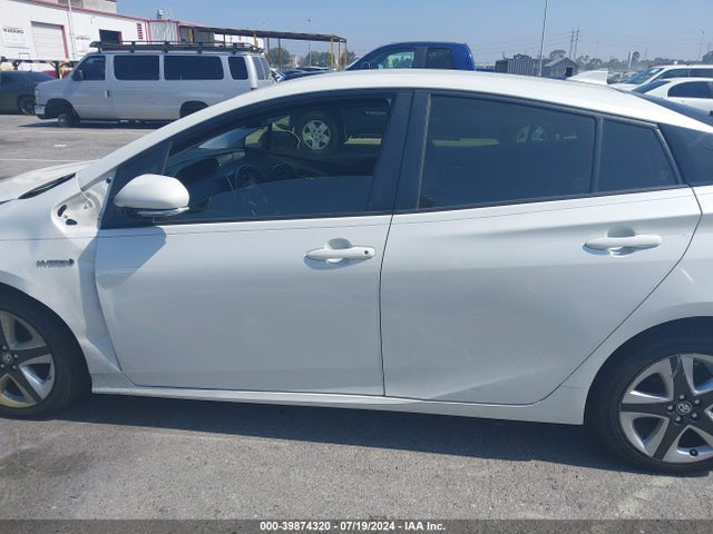 Toyota Prius Three Touring 2018 JTDKARFUXJ3059819 Image 14