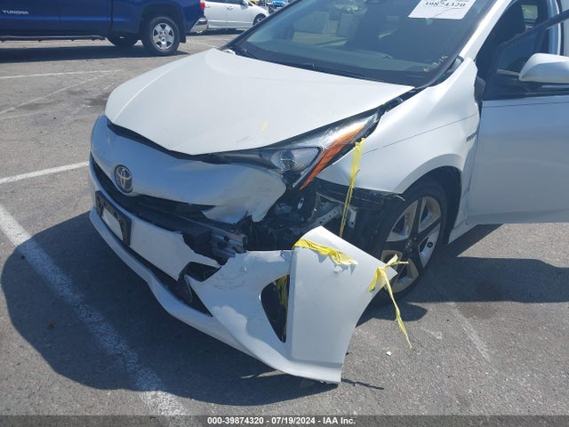 Toyota Prius Three Touring 2018 JTDKARFUXJ3059819 Image 6