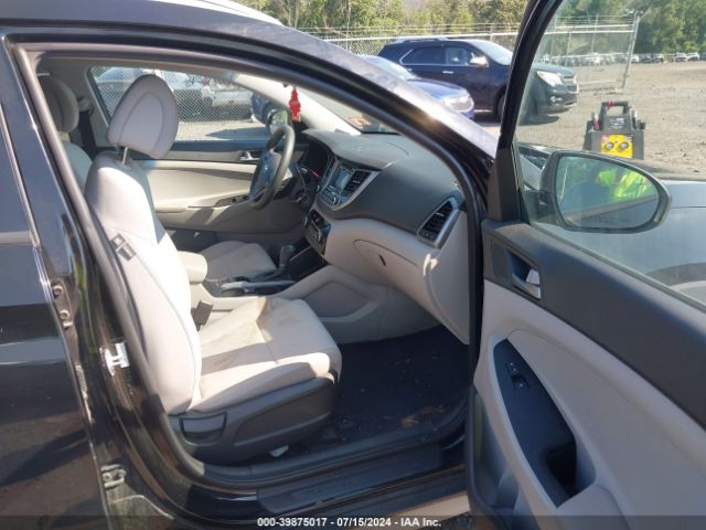 KM8J33A49HU381376 Hyundai TUCSON SE