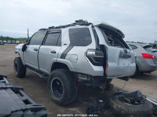 Toyota 4RUNNER SR5 2019 JTEBU5JR6K5688708 Image 3
