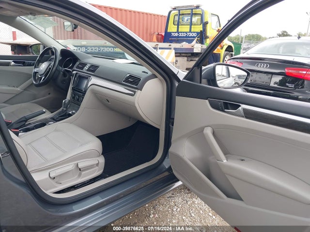 1VWBT7A35HC014355 Volkswagen Passat 1.8t Se