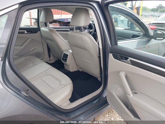 1VWBT7A35HC014355 Volkswagen Passat 1.8t Se