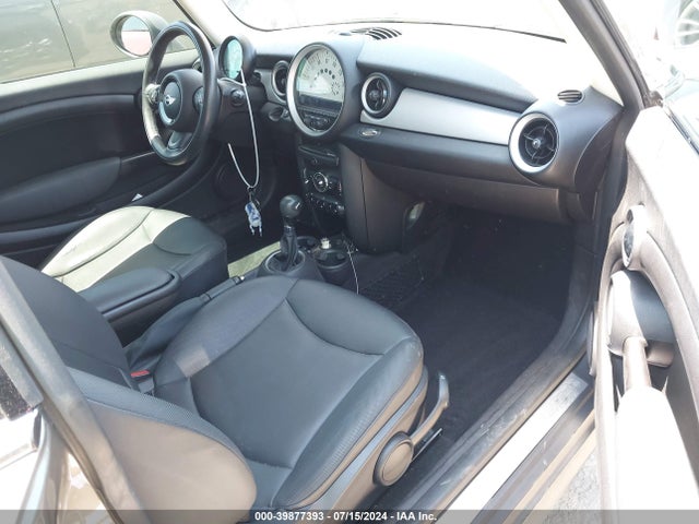 2013 MINI CLUBMAN WMWZF3C54DT490281 Photo 4