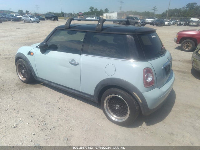 2011 MINI COOPER WMWSU3C58BT096397 Photo 2