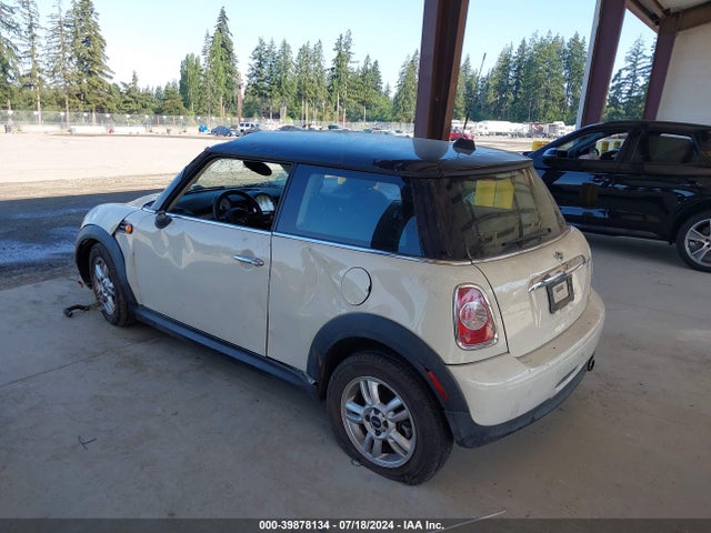 2011 MINI COOPER WMWSU3C52BT092930 Photo 2