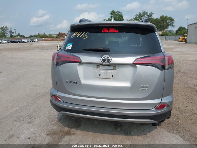 Toyota Rav4 Xle 2018 JTMRFREV7JD241126 Image 16