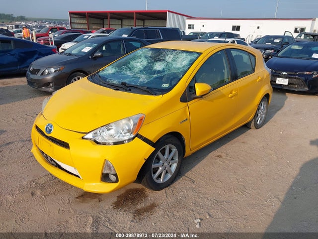 Toyota Prius C Four 2014 JTDKDTB39E1060026 Image 2