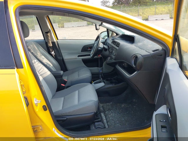 Toyota Prius C Four 2014 JTDKDTB39E1060026 Image 5