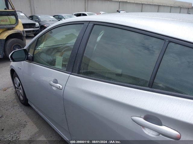Toyota Prius Three 2018 JTDKARFU3J3065400 Image 15