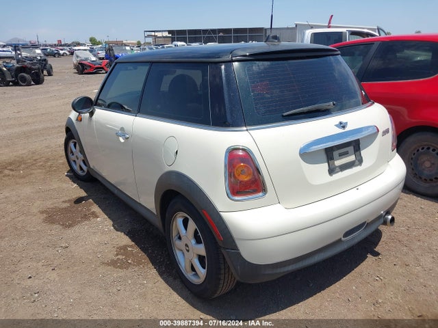 2008 MINI COOPER WMWMF33518TT62354 Photo 2