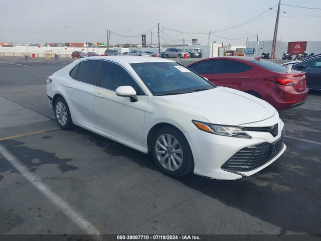 Toyota CAMRY LE 2018 4T1B11HK6JU578790 main image