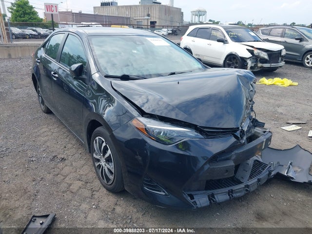 Toyota COROLLA LE 2018 5YFBURHE1JP852463 головне зображення