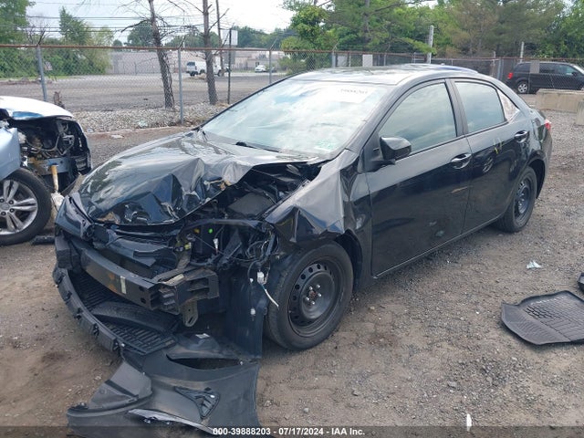 Toyota COROLLA LE 2018 5YFBURHE1JP852463 Image 2