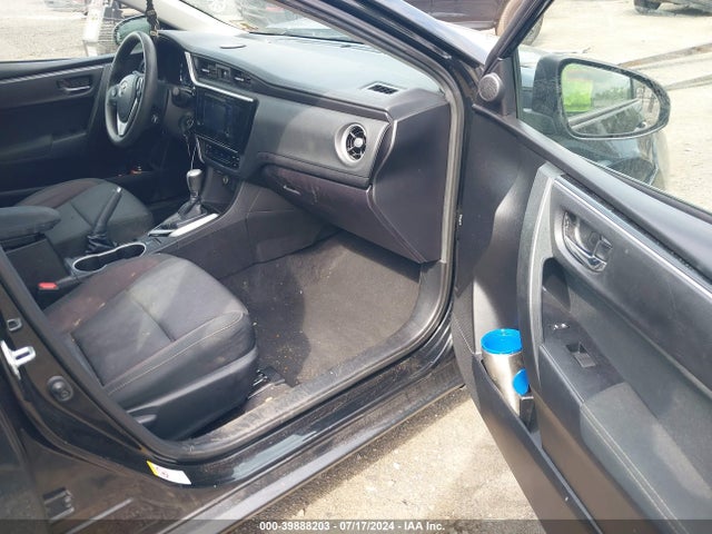 Toyota COROLLA LE 2018 5YFBURHE1JP852463 Image 5
