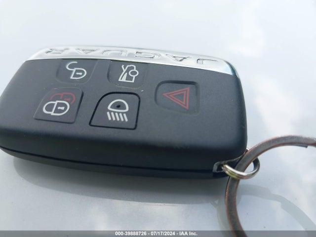 2016 JAGUAR XF SAJBK4BV8GCY05760 Photo 10