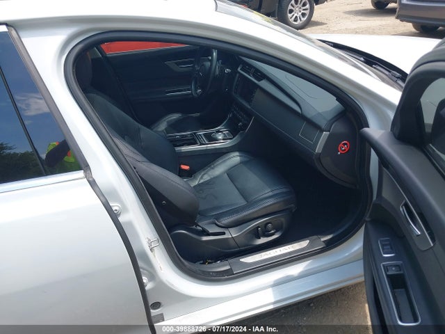 2016 JAGUAR XF SAJBK4BV8GCY05760 Photo 4
