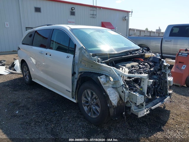 Toyota SIENNA XLE 2021 5TDJSKFC6MS032224 Image 1