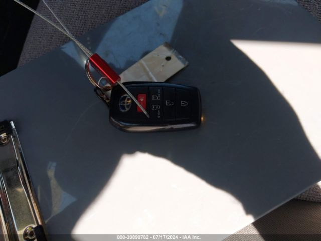 5TDKRKEC7NS118743 Toyota SIENNA LE