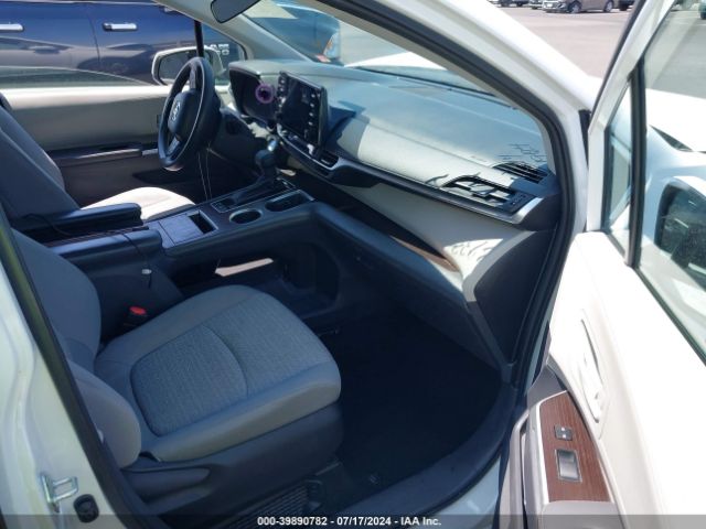 5TDKRKEC7NS118743 Toyota SIENNA LE