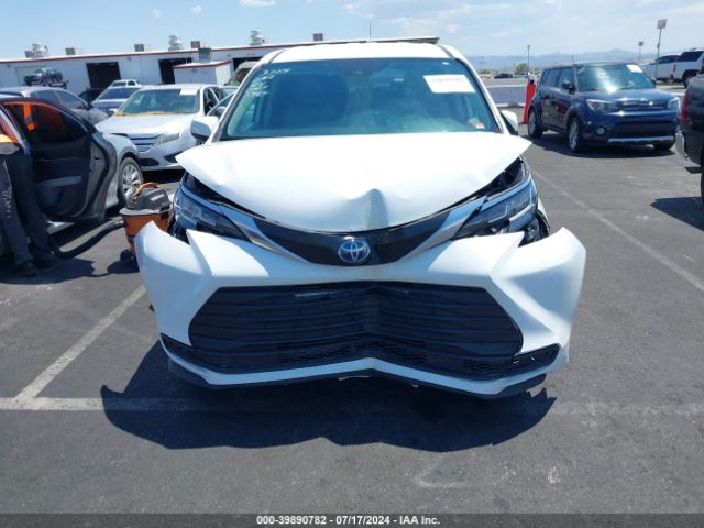 5TDKRKEC7NS118743 Toyota SIENNA LE