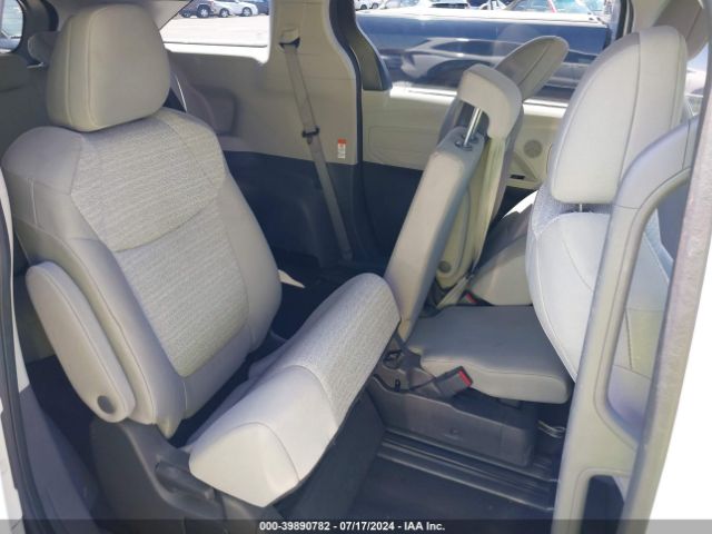 5TDKRKEC7NS118743 Toyota SIENNA LE
