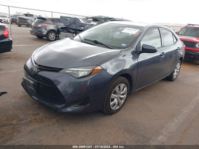 Toyota COROLLA LE 2018 5YFBURHE2JP793679 Image 2