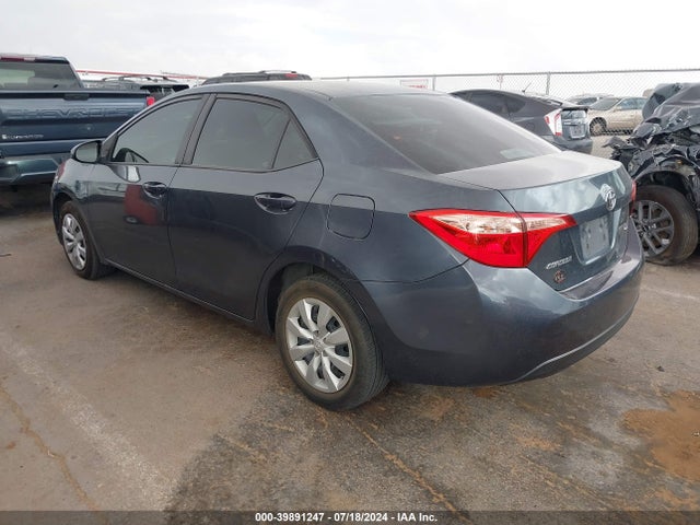 Toyota COROLLA LE 2018 5YFBURHE2JP793679 Image 3