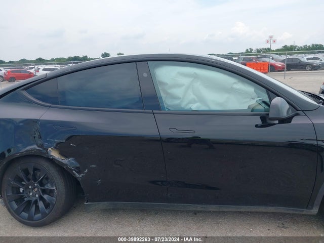 Tesla Model Y 2024 7SAYGDED8RF022380 Image 13