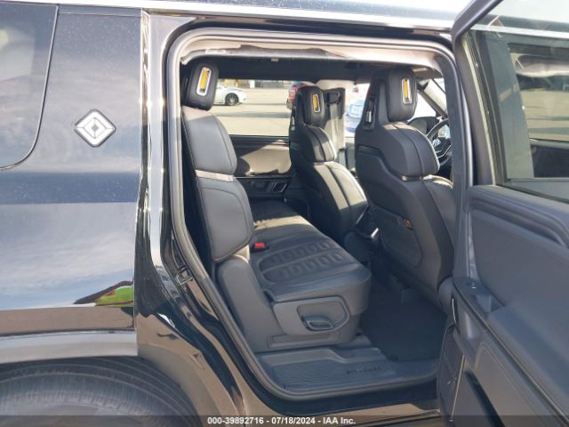 7PDSGABA7PN004018 Rivian R1s Adventure
