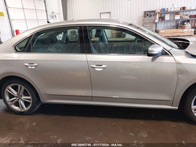 1VWBT7A36FC043182 Volkswagen Passat 1.8t Se