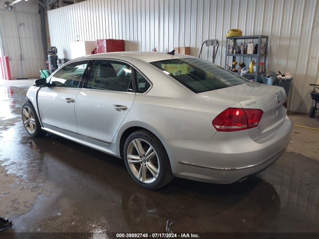 1VWBT7A36FC043182 Volkswagen Passat 1.8t Se