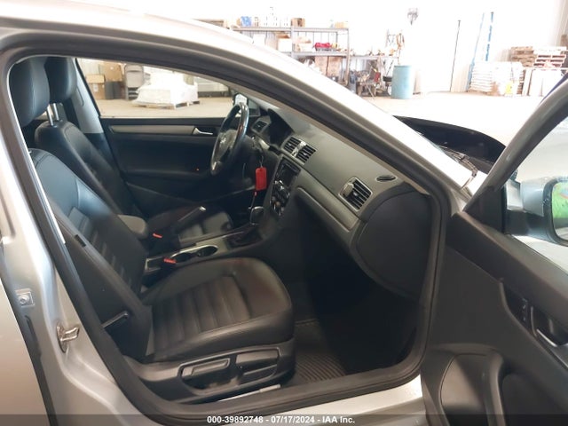 1VWBT7A36FC043182 Volkswagen Passat 1.8t Se