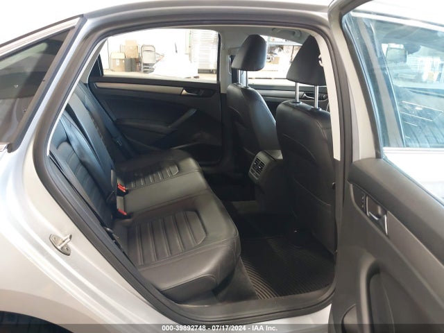 1VWBT7A36FC043182 Volkswagen Passat 1.8t Se
