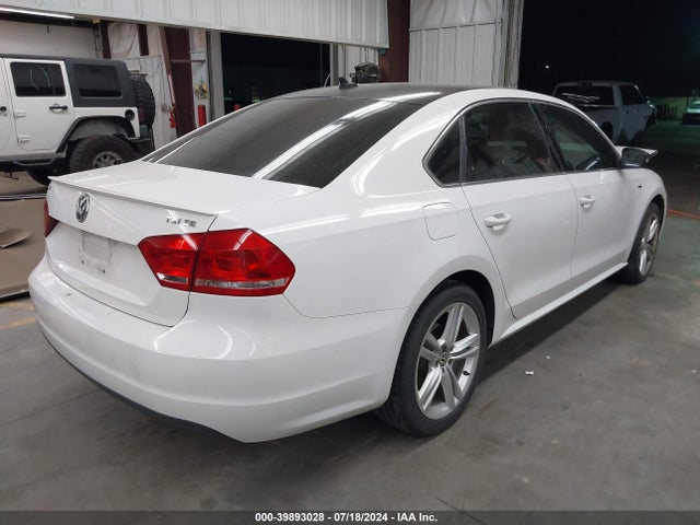 1VWBT7A30FC072239 Volkswagen Passat 1.8t Sport