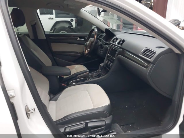 1VWBT7A30FC072239 Volkswagen Passat 1.8t Sport