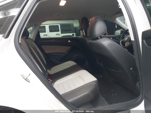 1VWBT7A30FC072239 Volkswagen Passat 1.8t Sport