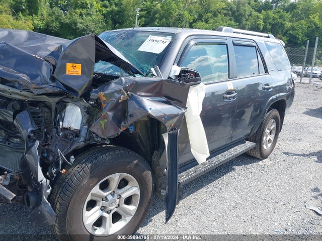 Toyota 4RUNNER SR5 2019 JTEBU5JR7K5677989 Image 2
