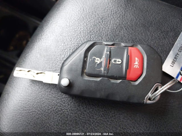 1C4HJXDG0JW115275 Jeep Wrangler Unlimited Sport S 4x4