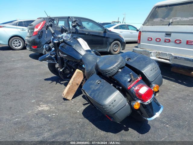 2018 HARLEY-DAVIDSON FLHCS 1HD1YBK31JC015993 Photo 2